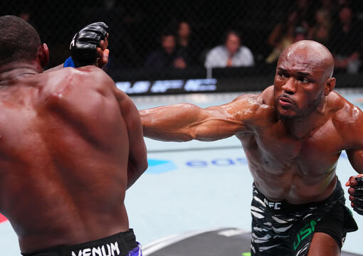 Kamaru Usman golpeia Joaquin Buckley na luta principal do UFC Atlanta. (Foto por Cooper Neil/Zuffa LLC)