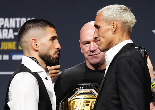Ilia Topuria e Charles Oliveira se encaram em coletiva de imprensa do UFC 317, em junho de 2025. (Jeff Bottari/Zuffa LLC)