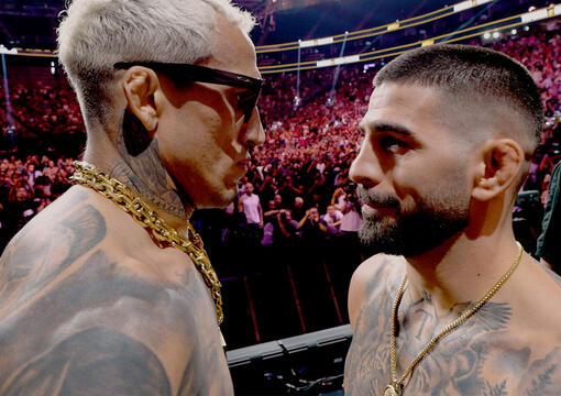 Charles Oliveira e Ilia Topuria se encaram na cerimônia de pesagem do UFC 317, em junho de 2025. (Reprodução)