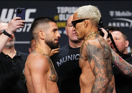 Ilia Topuria e Charles Oliveira se encaram na pesagem do UFC 317, em junho de 2025. (Jeff Bottari/Zuffa LLC)