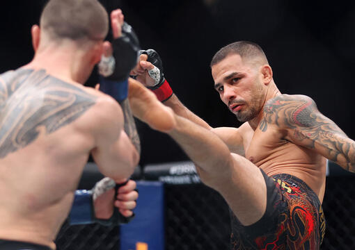 Alexandre Pantoja golpeia Kai Kara-France no UFC 317. (Foto por Ian Maule/Zuffa LLC)
