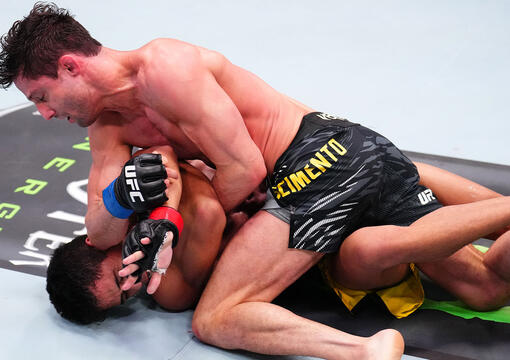 Allan "Puro Osso" Nascimento golpeia Jafel Filho no UFC Vegas 107. (Foto por Chris Unger/Zuffa LLC)