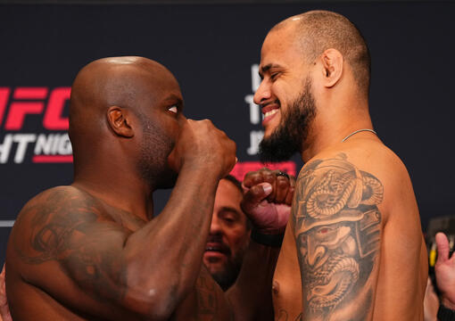 Derrick Lewis e Tallison Teixeira se encaram na pesagem do UFC Nashville, em julho de 2025. (Jeff Bottari/Zuffa LLC)