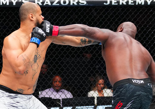 Derrick Lewis golpeia Tallison Teixeira na luta principal do UFC Nashville. (Foto por Jeff Bottari/Zuffa LLC)