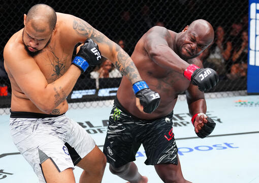 Derrick Lewis golpeia Tallison Teixeira na luta principal do UFC Nashville. (Foto por Jeff Bottari/Zuffa LLC)