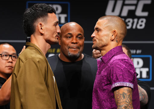 Max Holloway e Dustin Poirier se encaram na coletiva de imprensa do UFC 318, em julho de 2025. (Cooper Neill/Zuffa LLC)