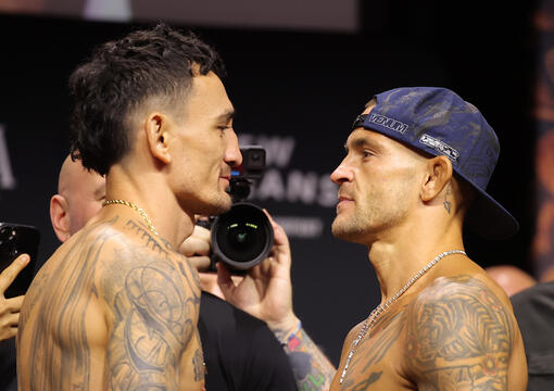 Max Holloway e Dustin Poirier se encaram na cerimônia de pesagem do UFC 318, em julho de 2025. (Jonathan Bachman/Zuffa LLC)