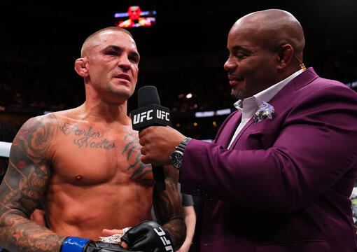 Dustin Poirier fala no Octógono após a luta com Max Holloway no UFC 318, em julho de 2025. (Cooper Neill/Zuffa LLC)