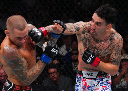 Max Holloway golpeia Dustin Poirier no UFC 318, em julho de 2025. (Cooper Neill/Zuffa LLC)