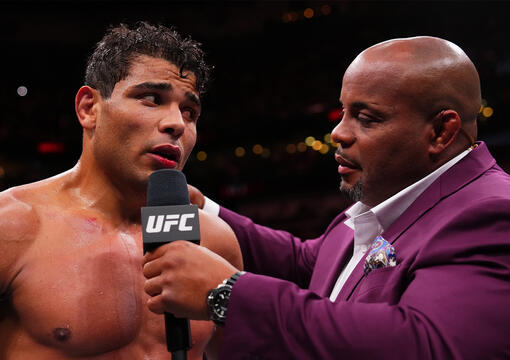 Paulo Costa fala no Octógono após a vitória sobre Roman Kopylov no UFC 318, em julho de 2025. (Cooper Neill/Zuffa LLC)