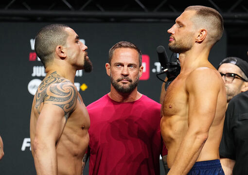 Robert Whittaker e Reinier de Ridder fazem a encarada da luta principal do UFC Abu Dhabi durante a Cerimônia de Pesagem do evento. (Foto por Chris Unger/Zuffa LLC)