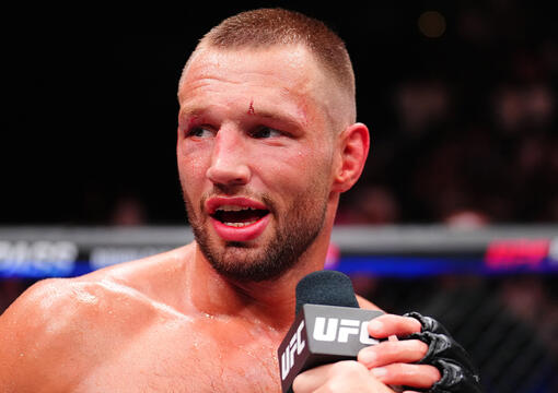 Reinier De Ridder fala no Octógono após a vitória sobre Robert Whittaker no UFC Abu Dhabi, em julho de 2025. (Chris Unger/Zuffa LLC)