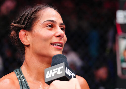 Tabatha Ricci fala no Octógono após a vitória sobre Amanda Ribas no UFC Abu Dhabi, em julho de 2025. (Chris Unger/Zuffa LLC)