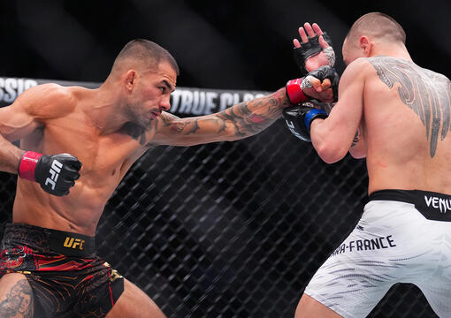 Alexandre Pantoja golpeia Kai Kara-France em luta no UFC 317, em junho de 2025. (Cooper Neill/Zuffa LLC)