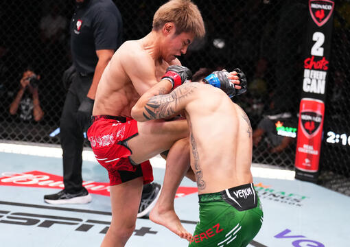 Tatsuro Taira golpea a Alex Perez
