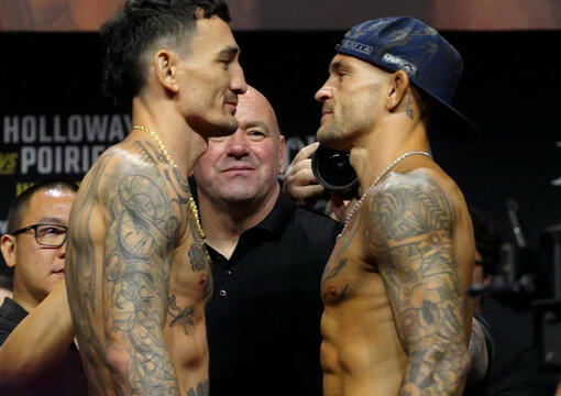 Max Holloway e Dustin Poirier se encaram na cerimônia de pesagem do UFC 318, em julho de 2025. (Reprodução/Embedded)