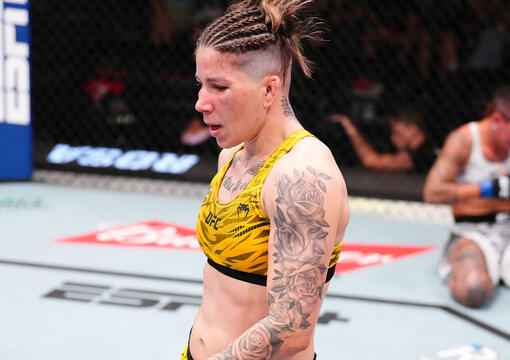 Karol Rosa comemora após o fim de sua luta com Nora Cornolle no UFC Vegas 108. (Foto por Chris Unger/Zuffa LLC)