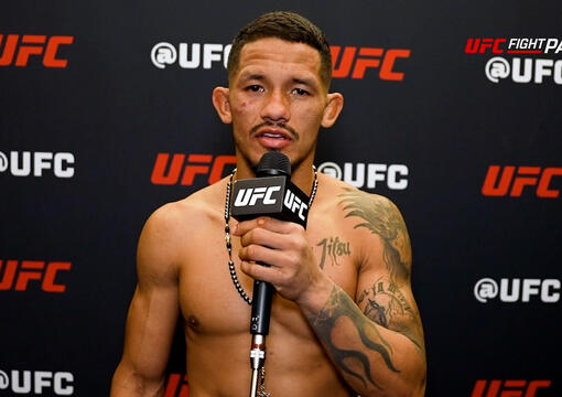 Rafael Estavam dá entrevista nos bastidores do UFC Vegas 108 após a vitória sobre Felipe Bunes. (Divulgação)