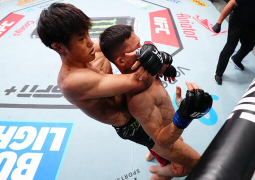 Tatsuro Taira busca a finalização contra Hyun Sung Park na luta principal do UFC Vegas 108. (Foto por Chris Unger/Zuffa LLC)