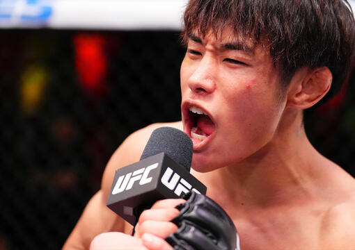 Tatsuro Taira dá entrevista no Octógono após a vitória sobre Hyun Sung Park na luta principal do UFC Vegas 108. (Foto por Chris Unger/Zuffa LLC)