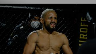Deiveson Figueiredo no Octógono do UFC 255
