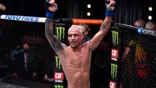 Charles do Bronx dá aula no Octógono e vence Tony Ferguson no UFC 256