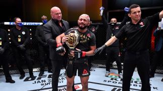 Deiveson mantém o cinturão após empate majoritário com Moreno no UFC 256