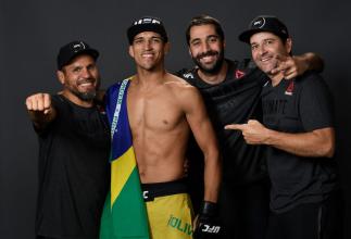 Charles do Bronx posa para foto após vitória com seus corners
