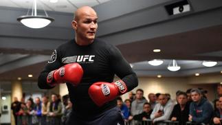 Júnior Cigano com luvas de boxe em sessão de treino aberto do UFC
