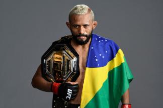 Retrato de Deiveson Figueiredo com o cinturão e a bandeira do Brasil