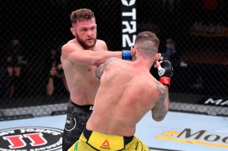 Rafael Fiziev acerta soco em Renato Moicano no UFC 256