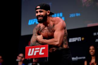 John Allan na pesagem do UFC Sacramento em 2019
