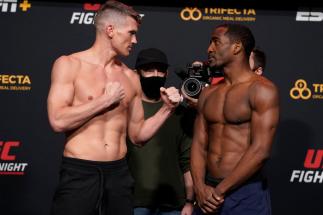 Encarada entre Stephen Thompson e Geoff Neal na pesagem do UFC Vegas 17