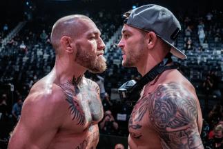 Encarada entre Conor McGregor e Dustin Poirier na pesagem do UFC 257