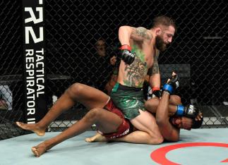 Michael Chiesa aplica golpes na montada em Neil Magny no UFC Fight Island 8