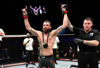 Michael Chiesa tem o braço erguido após vencer Neil Magny no UFC Fight Island 8