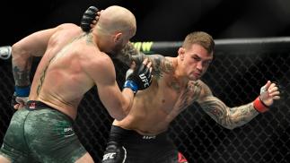 Dustin Poirier e Conor McGregor em ação no UFC 257