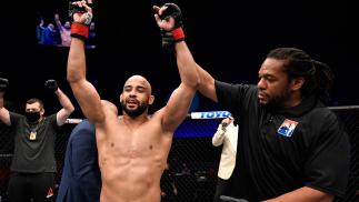 Warlley Alves celebra vitória no UFC Fight Island 8