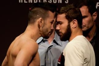 Pedro Munhoz e Jimmie Rivera fazem encarada na pesagem do UFC Fight Night 77, em novembro de 2015 em São Paulo