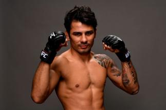 Alexandre Pantoja posa nos bastidores do UFC 236