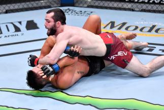 Timur Valiev aplica golpe no chão em Martin Day no UFC Vegas 18