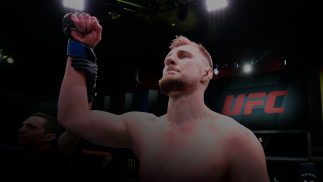 Alexander Volkov tem o braço erguido após a vitória sobre Alistair Overeem no UFC Vegas 18