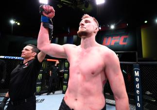 Alexander Volkov tem o braço erguido após a vitória sobre Alistair Overeem no UFC Vegas 18