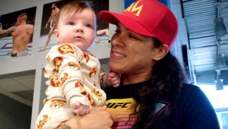 Amanda Nunes segura a filha Raegan Ann Nunes no colo