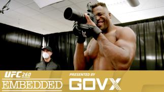 Francis Ngannou como fotógrafo no quarto episódio do UFC Embedded
