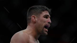 Vicente Luque finaliza Tyron Woodley em luta emocionante no UFC 260