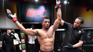 Alonzo Menifield finaliza Fabio Cherant com um "Von Flue Choke" no UFC 260