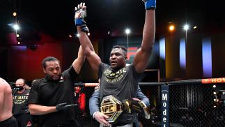 Francis Ngannou nocauteia Stipe Miocic no UFC 260 e é o novo campeão dos pesados