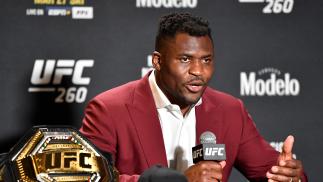 Ngannou pede por Jones, que responde: "Não ganhei todo este peso à toa"