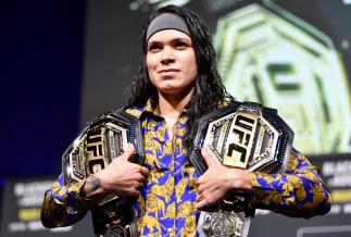 Amanda Nunes posa com seus dois cinturões na coletiva de imprensa do UFC 259